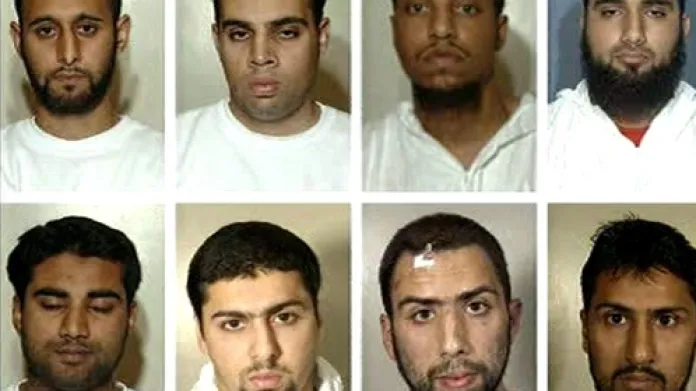 Osm britských muslimů obviněných z přípravy atentátů v dopravních letadlech za pomoci tekutých výbušnin v roce 2006