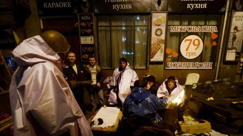 Kyjevané vyčkávají v blízkosti barikád