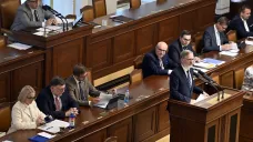 Premiér Petr Fiala hovoří na půdě sněmovny