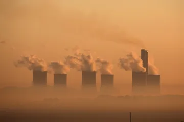 Klesající porodnost může souviset se spalováním fosilních paliv, říká nová studie