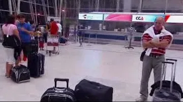 klienti cestovní kanceláře v hale letiště