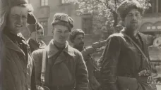 Brno, rudoarmějci v dnešní Gorkého ulici (26. 4. 1945)