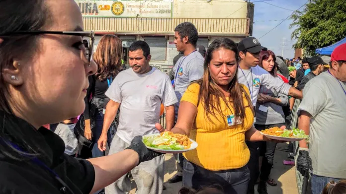 Vánoční paella pro migranty v mexické Tijuaně