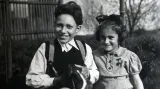 Bylo mu pouhých jedenáct let, když vystoupil na rampu v Březince, v červenci 1944. Na snímku z počátku 40. let se svou sestrou, která transporty nepřežila.