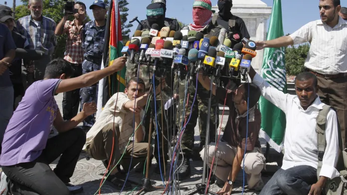 Novináři s představiteli hnutí Hamas