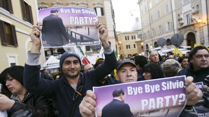 Italové slavící odchod Berlusconiho