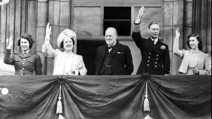 Válka skončila. Královská rodina společně s premiérem Churchillem zdraví lid z balkonu Buckinghamského paláce