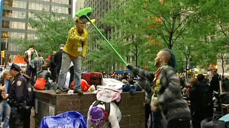 Demonstranti uklízejí park Zuccotti