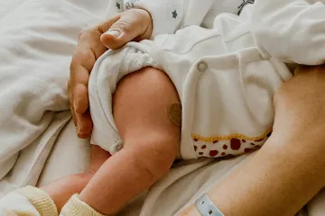 Právo rodiče na pobyt s dítětem v nemocnici není absolutní, potvrdil ÚS