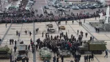 Povstalecké tanky a vozidla jsou vystavené na náměstí Nezávislosti