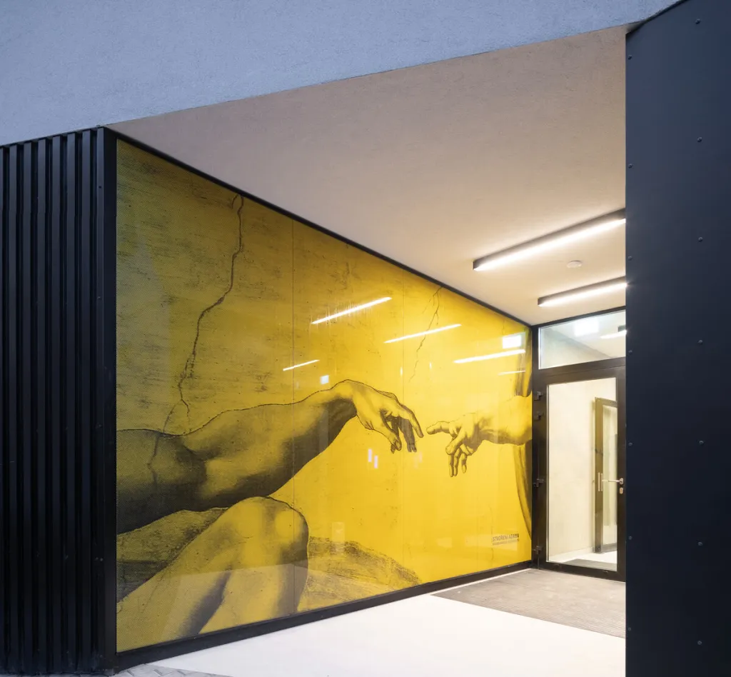 Byty jsou napojeny na centrální systém nuceného větrání s rekuperací tepla. Vytápění bytů je teplovodní, zdrojem vytápění je přípojka horkovodu. Byty v posledních patrech využívají autonomní systém vytápění a chlazení pomocí tepelného čerpadla a fotovoltaických panelů