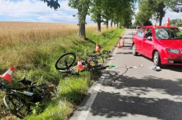 Na Strakonicku narazilo auto do skupiny dětí na kolech