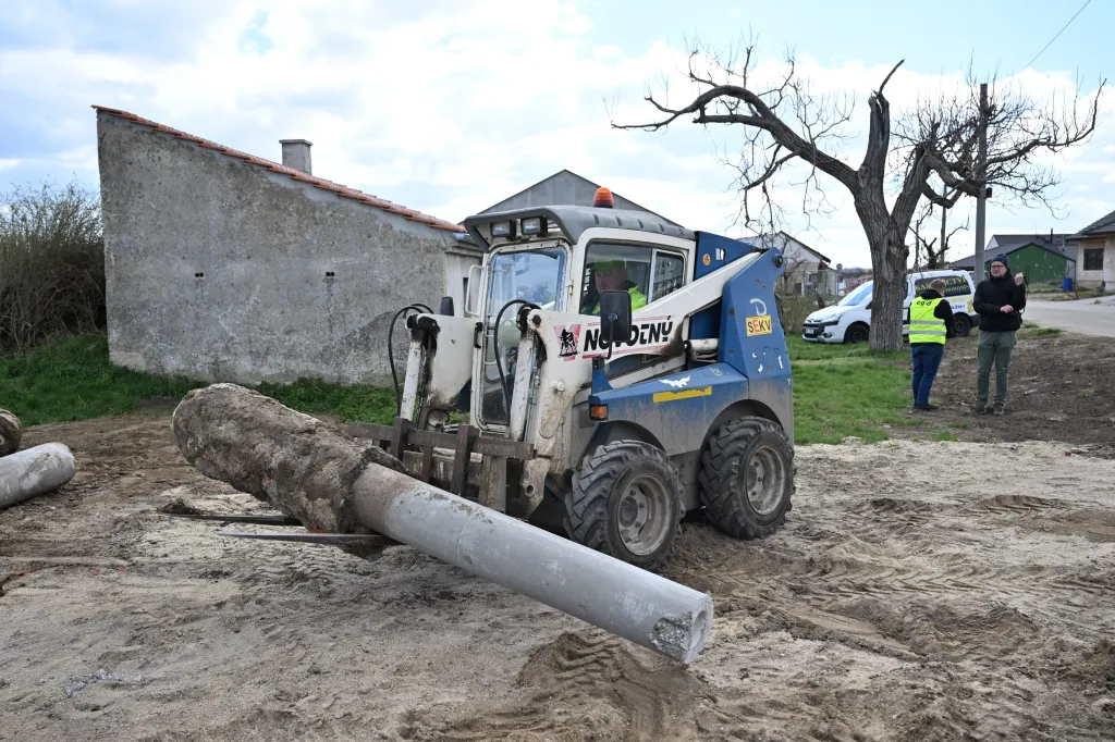 Obec Hrušky demontuje provizorní elektrické vedení