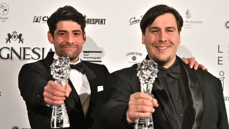 Cenu pro nejlepší krátký film za snímek Atestace získali (zleva) producent Marek Dusil a režisér Jan Hecht