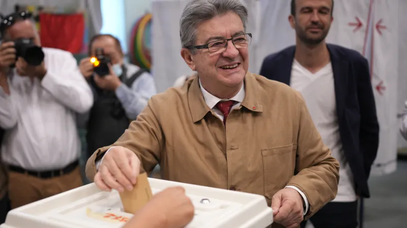 Jean-Luc Mélenchon ve volební místnosti