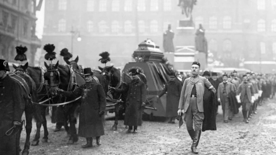 Pohřeb Aloise Rašína, smuteční průvod na Václavském náměstí, únor 1923