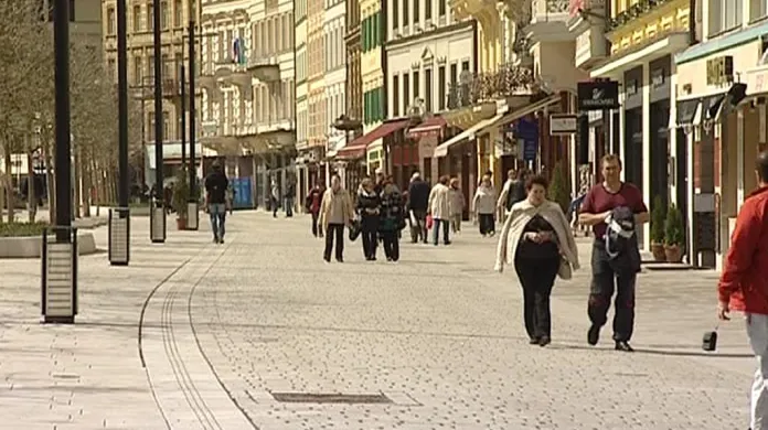 Majitelé kaváren a restaurací na Staré Louce v Karlových Varech jsou i po dokončení rekonstrukce pěší zóny nespokojeni.