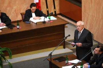 „Zbytečný“ a „politický“ – Klaus učil, jak ignorovat Ústavní soud