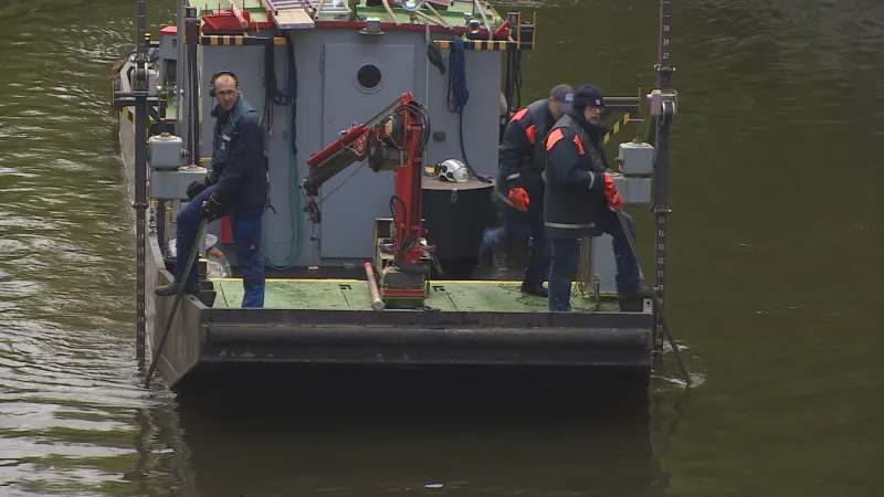 Úklidová loď berlínských vodohospodářů na řece Sprévě