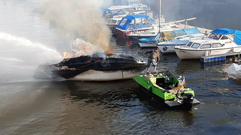 Požár lodi u Podolského nábřeží v Praze