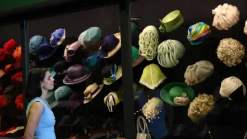 Pokrývky hlavy, které byly součástí šatníku královny Alžběty II.