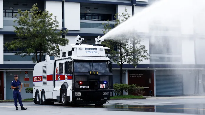 Hongkongská policie představila nová vodní děla