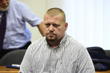 Šlápnutí na hlavu nebylo podle soudu vraždou. Soudce snížil trest za zabití muže v Orlové