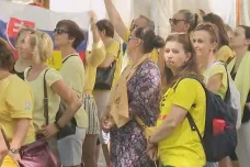 V Bratislavě demonstrovali učitelé a zaměstnanci škol. Jsou nespokojení se spory ve vládní koalici