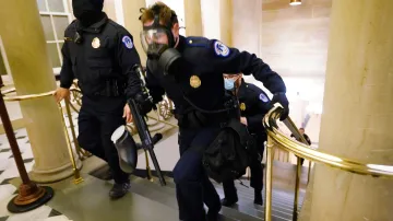 Policisté zasahují v budově Kapitolu proti protestujícím, kteří vnikli do budovy