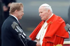 „Svatý otec mezi hříšníky.“ Před třiceti lety přijel papež Jan Pavel II. do Československa