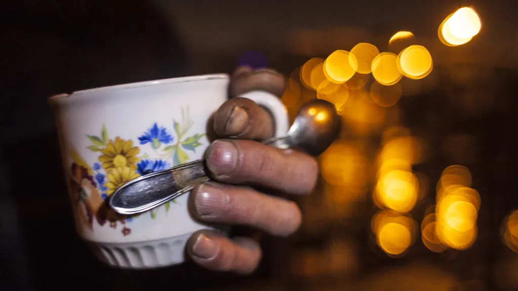 Jak bezdomovec v Praze přežívá mrazy