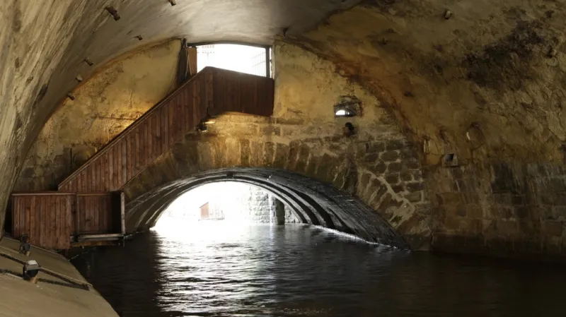 Oblouk Juditina mostu zachovaný pod Karlovým mostem
