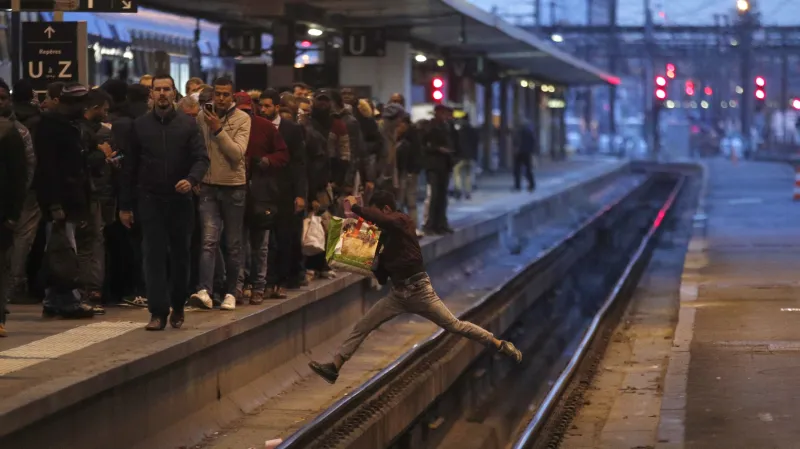 Železniční a leteckou dopravu ve Francii ochromila stávka
