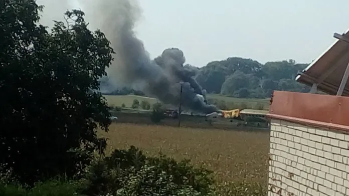 Jeden z vagonů vlaku začal hořet, další vykolejil