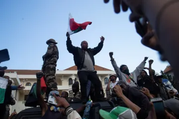 Madagaskarská sněmovna rozhodne o odvolání prezidenta, ten uprchl ze země