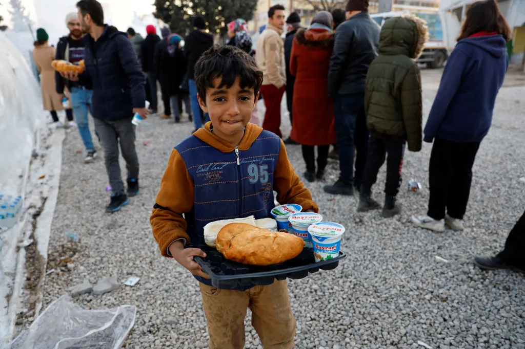 Na stadioně v tureckém Kahramanmarasu si nese chlapec jídlo