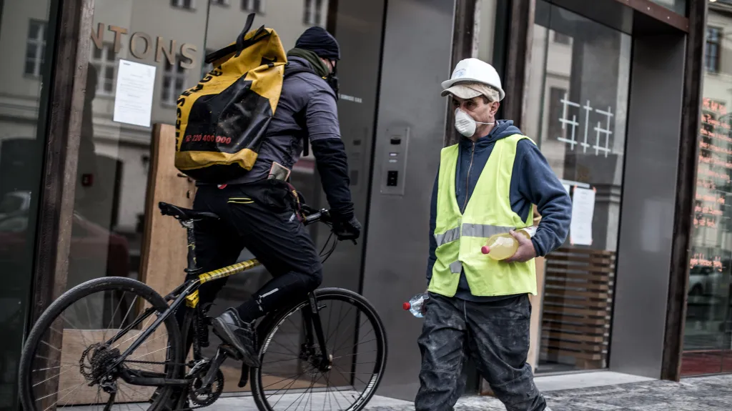 Pražané vyráží za prací i za nákupy s ochranou dýchacích cest