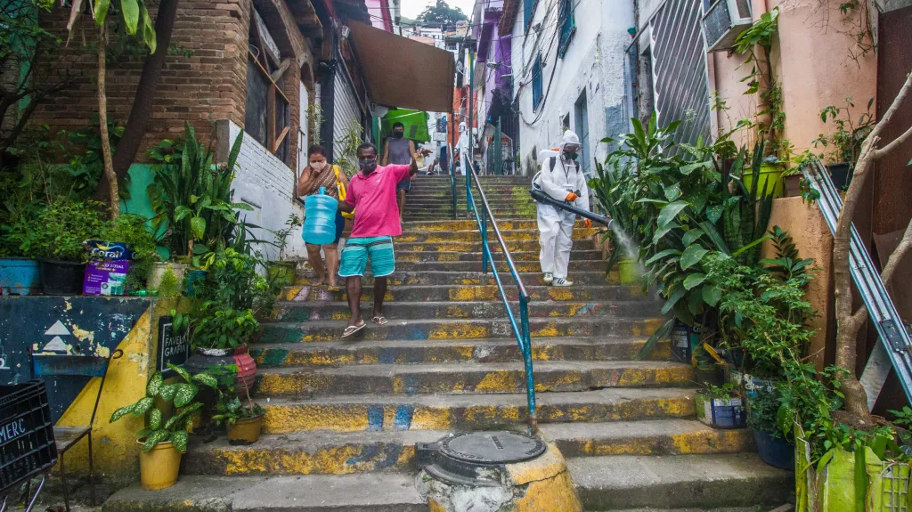 Dezinfekce slumu v Riu de Janeiro