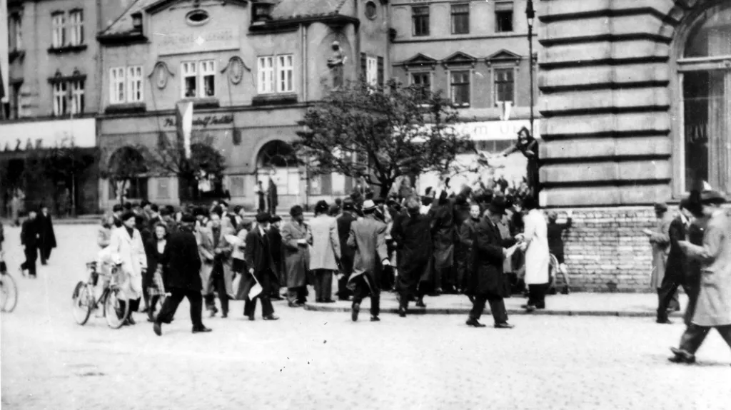Lidé v ulicích Přerova odstraňují německé nápisy (1. května 1945)
