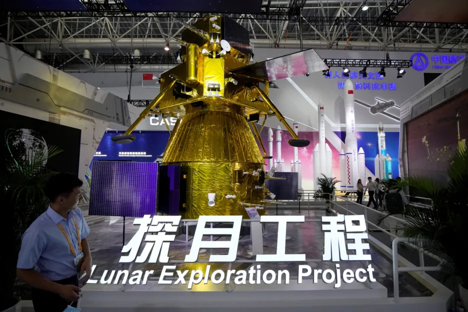 Model lunární sondy Čchang-e 5 je součástí čínské vesmírné mise na Měsíc