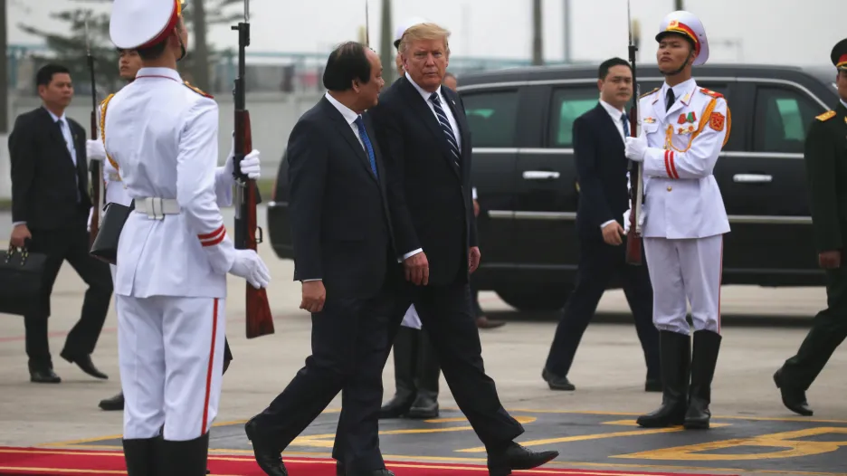 Prezident Donald Trump míří do Air Force One po summitu s Kim Čong-unem