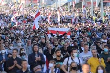 I přes zatýkání v neděli v Minsku demonstrovaly desetitisíce Bělorusů