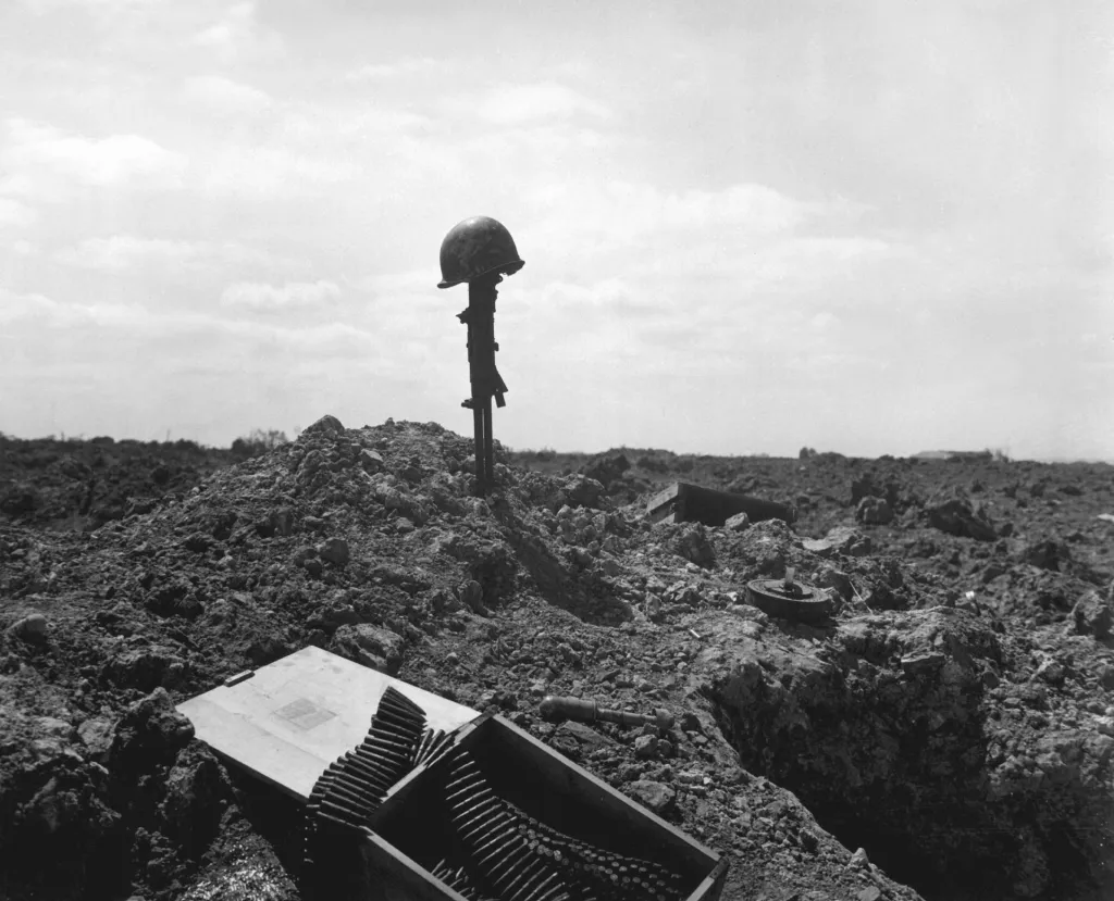Fotograf pobřežní stráže objevil tento pomník mrtvého amerického vojáka na pobřeží Normandie