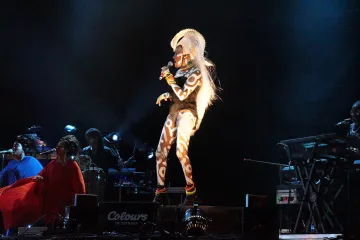 GLOSA: Někdejší supermodelka Grace Jones zastavila čas. Na pódium by pod vysoké podpatky nejraději vylila kolu