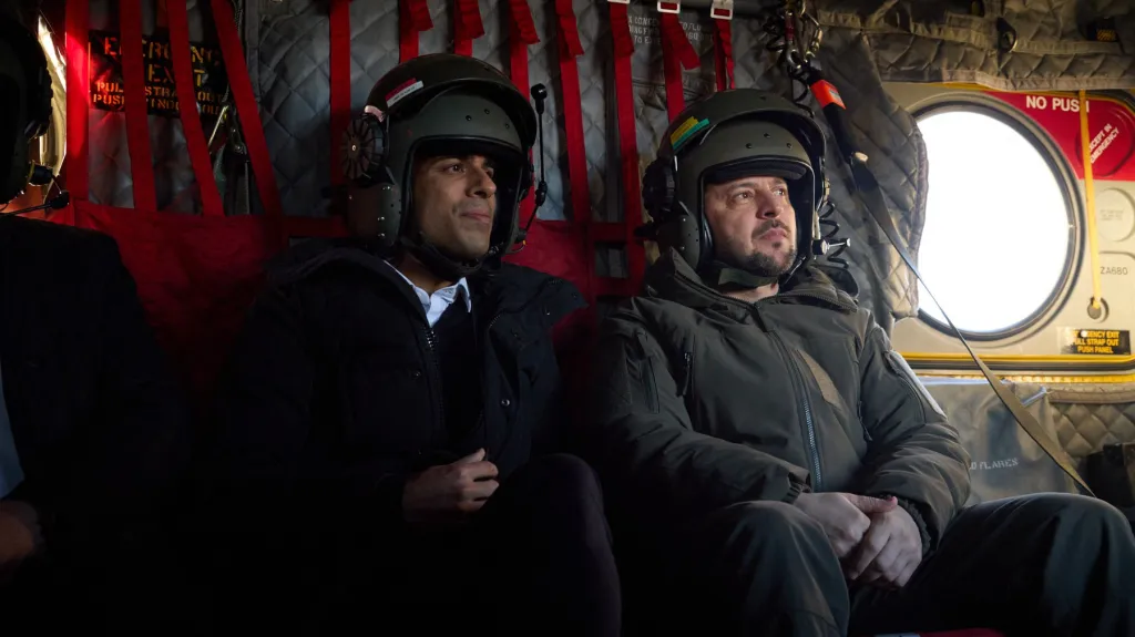 Volodymyr Zelenskyj a Rishi Sunak v britském vrtulníku