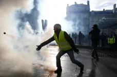 Výtržníci budou smět na demonstrace. Podle francouzské ústavní rady byl zákaz nepřiměřený