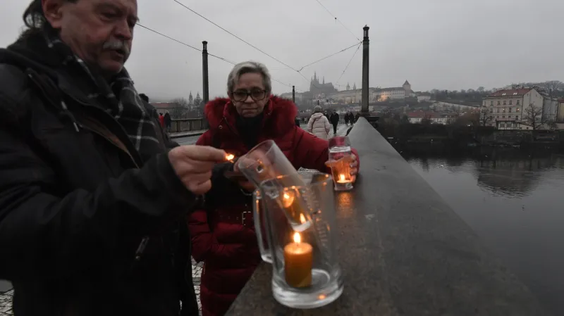 Cesta naděje z půllitrů a svíček