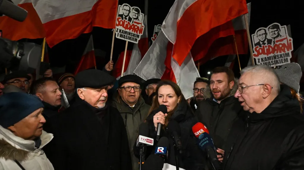 Manželka Mariusze Kamińského hovoří na shromáždění před věznicí, v níž byl její muž držen