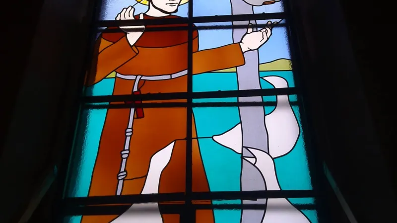 Sv. František z Assisi na vitráži v železnickém kostele sv. Jiljí