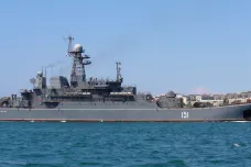 Ukrajina tvrdí, že v Sevastopolu zasáhla dvě ruské lodě a další cíle